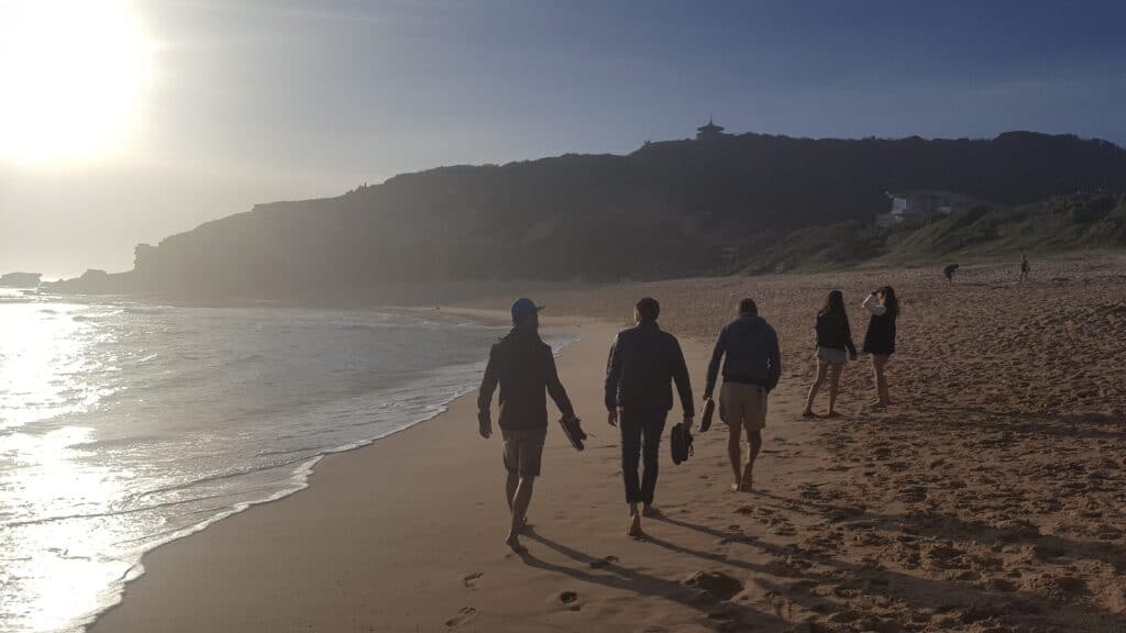 20161029 184154 Eine Gruppe spaziert am Strand in Australien