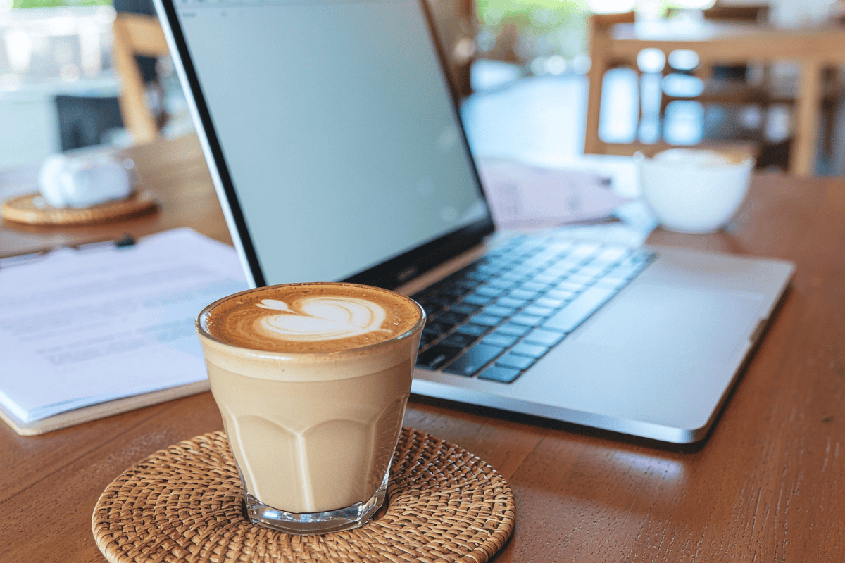 Laptop und Kaffee auf einem Holztisch