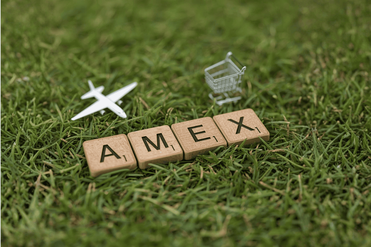 Amex auf Holzwürfeln - welche Amex Kreditkarte passt zu dir