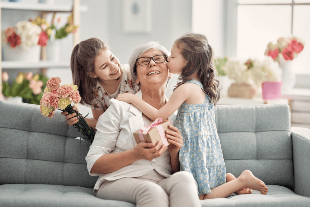 Oma mit zwei Enkelkindern