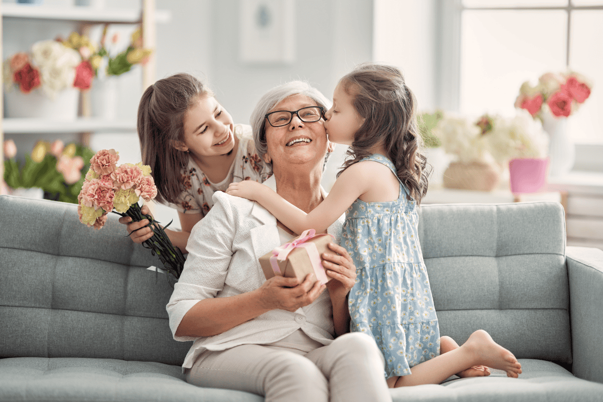 Oma mit zwei Enkelkindern