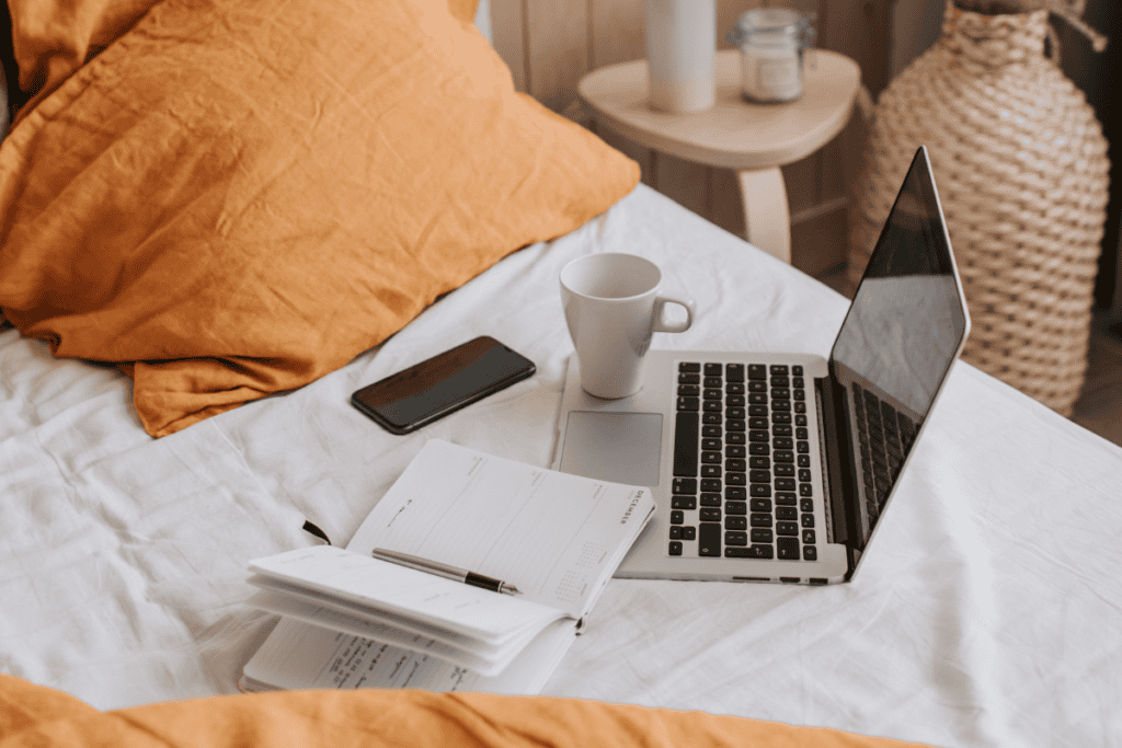 Kaffee und Planung im Bett