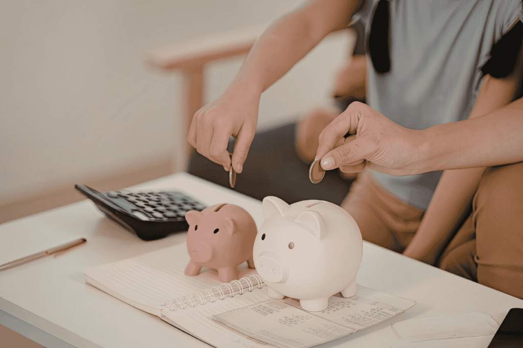 Familie mit Sparschwein