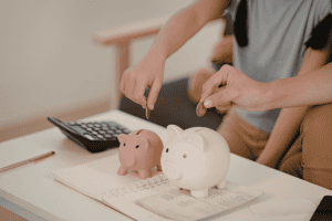 Familie mit Sparschwein