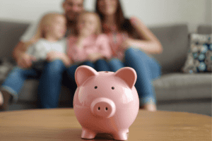 Familie mit Sparschwein