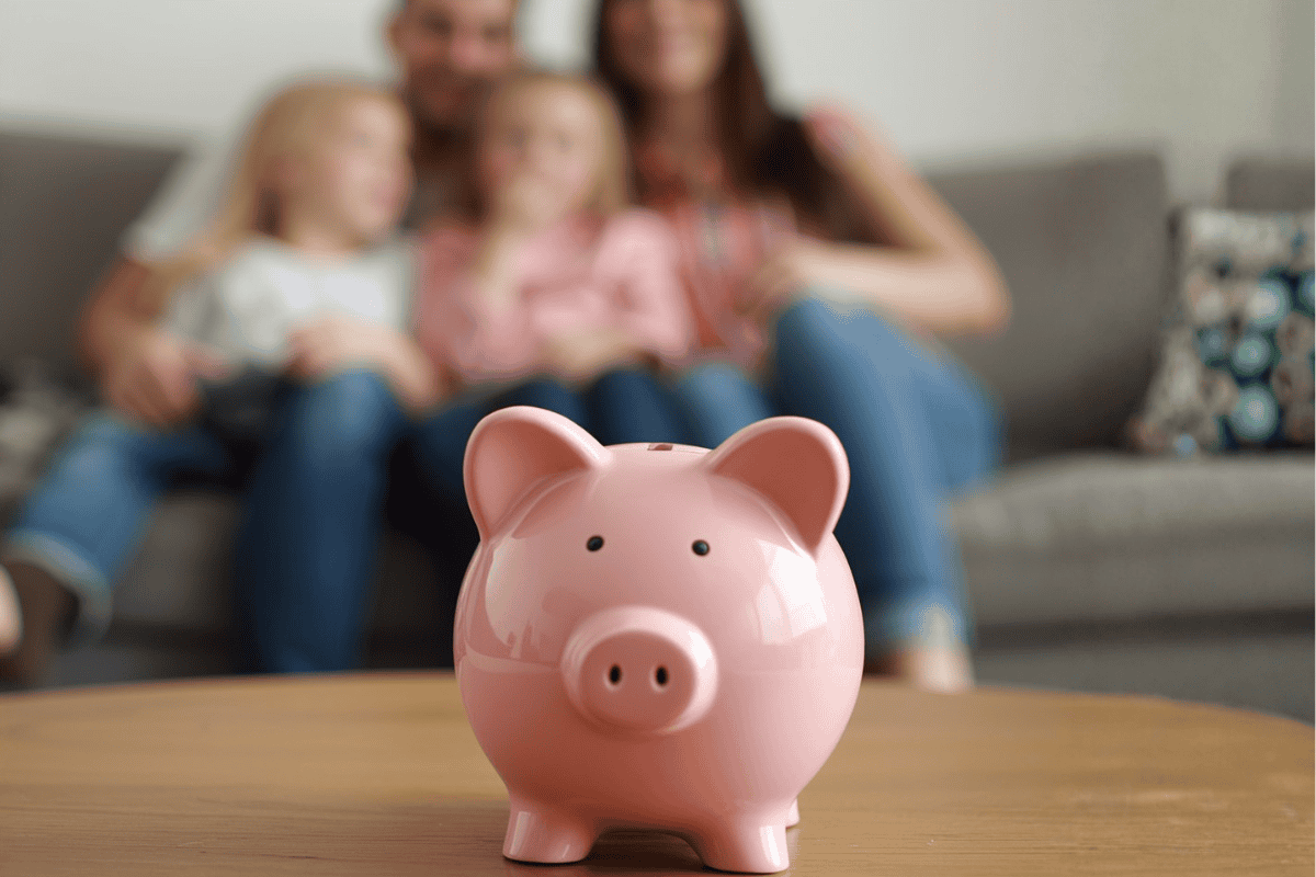 Familie mit Sparschwein