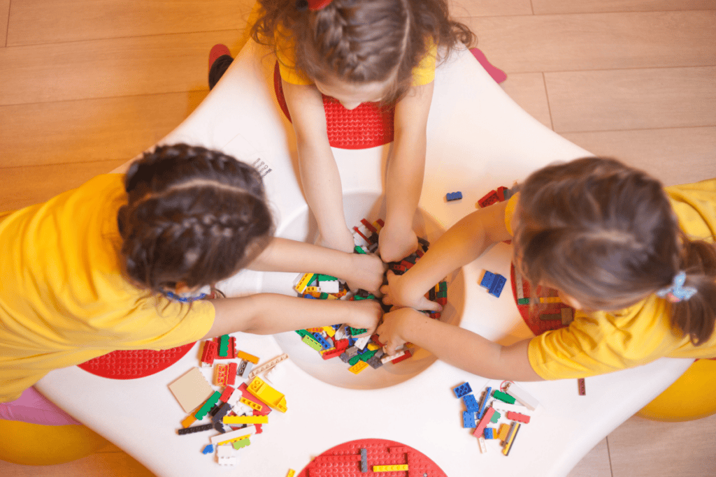 Kinder spielen Lego