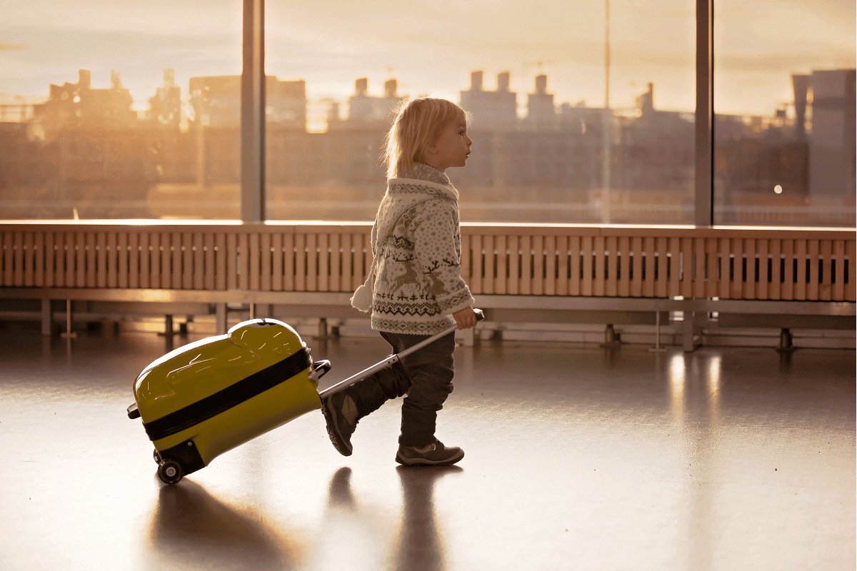 Kind am Flughafen